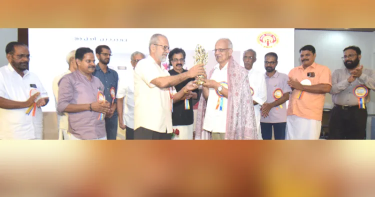 പ്രൊഫ. ടി. ലക്ഷ്മണന്‍ സ്മാരക സര്‍വമംഗള പുരസ്‌കാരം ഡോ. എന്‍.കെ. ശശീന്ദ്രന് പദ്മശ്രീ എസ്.ആര്‍.ഡി. പ്രസാദ് സമ്മാനിക്കുന്നു