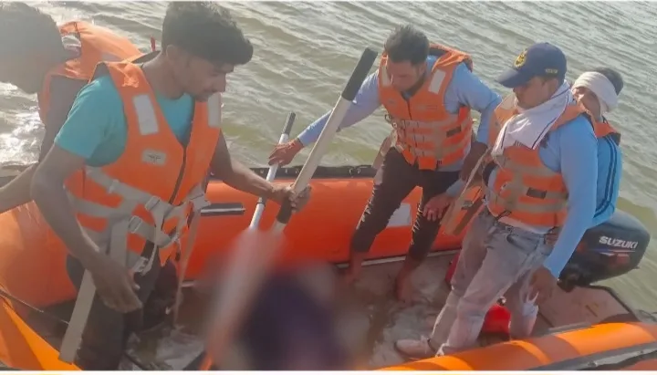 മധ്യപ്രദേശിൽ നദിയിൽ കുളിക്കാൻ പോയ ഏഴ് വയസ്സുകാരിയെ മുതല പിടികൂടി; ശരീരത്തിന്റെ പകുതി ഭക്ഷിച്ച നിലയിൽ മൃതദേഹം കണ്ടെടുത്തു