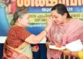 ആലുവ കടുങ്ങല്ലൂര്‍ രുഗ്മിണി സ്മൃതി ട്രസ്റ്റില്‍ രാഷ്ട്ര സേവികാ സമിതി പ്രഥമ ശിക്ഷാവര്‍ഗ് ഉദ്ഘാടനം ചെയ്ത ആസ്റ്റര്‍ മെഡിസിറ്റിയിലെ ഓങ്കോളജിസ്റ്റ് ഡോ. ദുര്‍ഗപൂര്‍ണയെ അഖില ഭാരതീയ സഹകാര്യവാഹിക അല്‍ക്ക ഇനേംദാര്‍ തിലകമണിയിച്ച് സ്വാഗതം ചെയ്യുന്നു