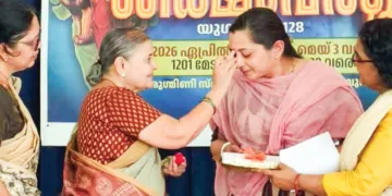 ആലുവ കടുങ്ങല്ലൂര്‍ രുഗ്മിണി സ്മൃതി ട്രസ്റ്റില്‍ രാഷ്ട്ര സേവികാ സമിതി പ്രഥമ ശിക്ഷാവര്‍ഗ് ഉദ്ഘാടനം ചെയ്ത ആസ്റ്റര്‍ മെഡിസിറ്റിയിലെ ഓങ്കോളജിസ്റ്റ് ഡോ. ദുര്‍ഗപൂര്‍ണയെ അഖില ഭാരതീയ സഹകാര്യവാഹിക അല്‍ക്ക ഇനേംദാര്‍ തിലകമണിയിച്ച് സ്വാഗതം ചെയ്യുന്നു