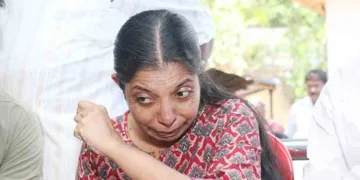 പൂക്കോട് വെറ്റിറിനറി കോളജില്‍ റാഗിങ്ങിനിടെ മരിച്ച സിദ്ധാര്‍ത്ഥന്റെ അമ്മ ഷീബ നിതിന്‍ രാജിന്റെ വീട്ടില്‍ അച്ഛനമ്മമാരെ
ആശ്വസിപ്പിക്കുവാന്‍ എത്തിയപ്പോള്‍