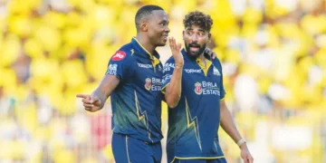 ചെന്നൈ സൂപ്പര്‍ കിങ്‌സിനെതിരായ മത്സരത്തിനിടെ കാഗിസോ റബാഡയും മുഹമ്മദ് സിറാജും സൗഹൃദ സംഭാഷണത്തില്‍