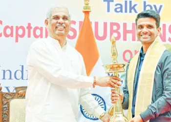 ഗവര്‍ണര്‍ രാജേന്ദ്ര വിശ്വനാഥ് ആര്‍ലേക്കര്‍ ശുഭാംശു ശുക്ലയ്ക്ക് ഉപഹാരം സമ്മാനിക്കുന്നു