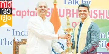 ഗവര്‍ണര്‍ രാജേന്ദ്ര വിശ്വനാഥ് ആര്‍ലേക്കര്‍ ശുഭാംശു ശുക്ലയ്ക്ക് ഉപഹാരം സമ്മാനിക്കുന്നു