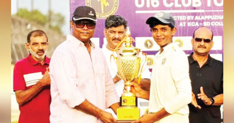 സുരേഷ് കുമാര്‍ സ്മാരക അണ്ടര്‍ 16 ടൂര്‍ണമെന്റ് ജേതാക്കള്‍ക്കുള്ള കിരീടം കെസിഎ അധ്യക്ഷന്‍ അഡ്വ. ശ്രീജിത്ത് വി. നായരില്‍ നിന്നും ട്രിവാണ്‍ഡ്രം ലിറ്റില്‍ മാസ്റ്റേഴ്‌സ് ക്യാപ്റ്റണ്‍ ആരോണ്‍ അലെക്‌സ് ഏറ്റുവാങ്ങുന്നു