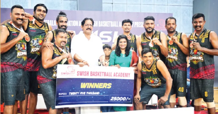 40+ പുരുഷ വിഭാഗം ജേതാക്കളായ കേരള കൊമ്പന്‍സ്‌