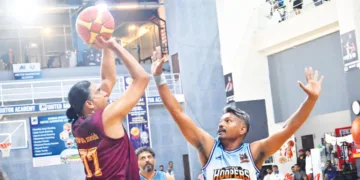 സ്വിഷ് മാസ്റ്റേഴ്‌സ് ബാസ്‌കറ്റ് ബോളില്‍ ബാങ്ക് ഓഫ് ബറോഡ ബംഗളൂരു-തൃശൂര്‍ ഹൂപ്പേഴ്‌സ് മത്സരത്തില്‍ നിന്ന്‌