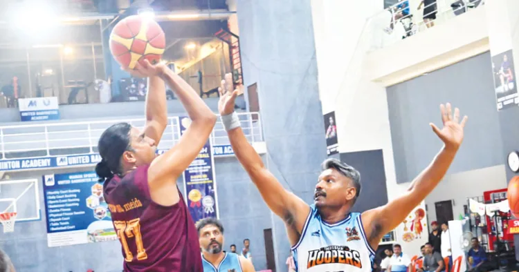 സ്വിഷ് മാസ്റ്റേഴ്‌സ് ബാസ്‌കറ്റ് ബോളില്‍ ബാങ്ക് ഓഫ് ബറോഡ ബംഗളൂരു-തൃശൂര്‍ ഹൂപ്പേഴ്‌സ് മത്സരത്തില്‍ നിന്ന്‌