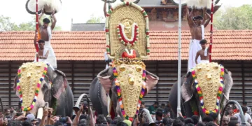 ചെമ്പുക്കാവ് ഭഗവതിയുടെ തിടമ്പേറ്റി തെച്ചിക്കോട്ടുകാവ് രാമചന്ദ്രന്‍