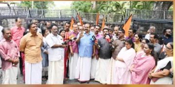 തിരുവനന്തപുരം ഇടപ്പഴഞ്ഞി ബാലസുബ്രഹ്‌മണ്യ ക്ഷേത്രത്തില്‍ അതിക്രമം കാണിച്ച പോലീസ് നടപടിക്കെതിരെ നടത്തിയ മ്യൂസിയം പോലീസ് സ്റ്റേഷന്‍ മാര്‍ച്ച് മുന്‍ ഡിജിപി ഡോ. ടി.പി. സെന്‍കുമാര്‍ ഉദ്ഘാടനം ചെയ്യുന്നു