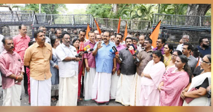 തിരുവനന്തപുരം ഇടപ്പഴഞ്ഞി ബാലസുബ്രഹ്‌മണ്യ ക്ഷേത്രത്തില്‍ അതിക്രമം കാണിച്ച പോലീസ് നടപടിക്കെതിരെ നടത്തിയ മ്യൂസിയം പോലീസ് സ്റ്റേഷന്‍ മാര്‍ച്ച് മുന്‍ ഡിജിപി ഡോ. ടി.പി. സെന്‍കുമാര്‍ ഉദ്ഘാടനം ചെയ്യുന്നു