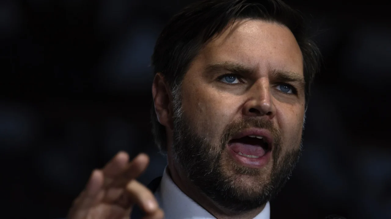 ഇറാനുമായുള്ള സമാധാന ചർച്ചകൾക്കായി ജെഡി വാൻസ് പാകിസ്ഥാനിലേക്ക് പുറപ്പെട്ടു ; യുഎസുമായി കളിക്കരുതെന്ന് ടെഹ്റാന് മുന്നറിയിപ്പ് നൽകി വൈസ് പ്രസിഡൻ്റ്