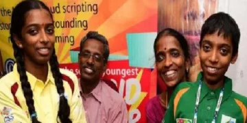 വൈശാലി, അച്ഛന് രമേഷ് ബാബു, അമ്മ നാഗലക്ഷ്മി, അനുജന് പ്രജ്ഞാനന്ദ (ഇടത്ത് നിന്നും വലത്തോട്ട്)