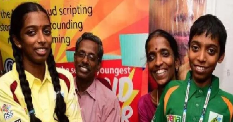 വൈശാലി, അച്ഛന്‍ രമേഷ് ബാബു, അമ്മ നാഗലക്ഷ്മി, അനുജന്‍ പ്രജ്ഞാനന്ദ (ഇടത്ത് നിന്നും വലത്തോട്ട്)