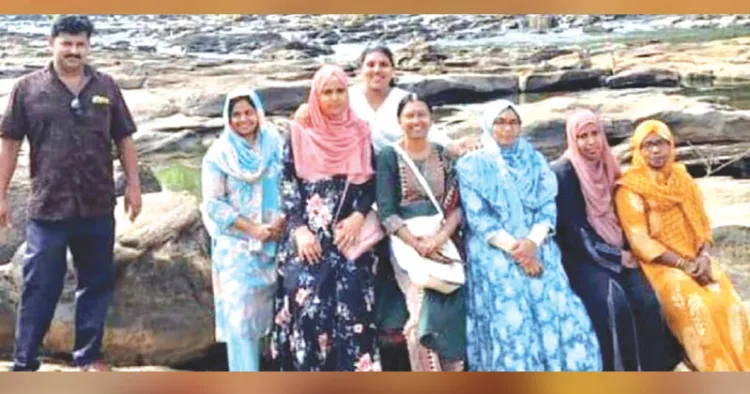 വാല്‍പ്പാറയില്‍ അപകടത്തില്‍പ്പെട്ടവര്‍ വിനോദയാത്രയ്ക്കിടെ സാമൂഹ്യമാധ്യമത്തില്‍ പങ്കുവച്ച ചിത്രം