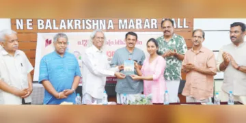 കെ.സി. വിനയരാജ് രചിച്ച ബി പോസിറ്റീവ് എന്ന പുസ്തകത്തിന്റെ പ്രകാശനം കവി പി.കെ. ഗോപി മാധ്യമ പ്രവര്‍ത്തകയായ അനന്യക്ക് നല്‍കി നിര്‍വഹിക്കുന്നു