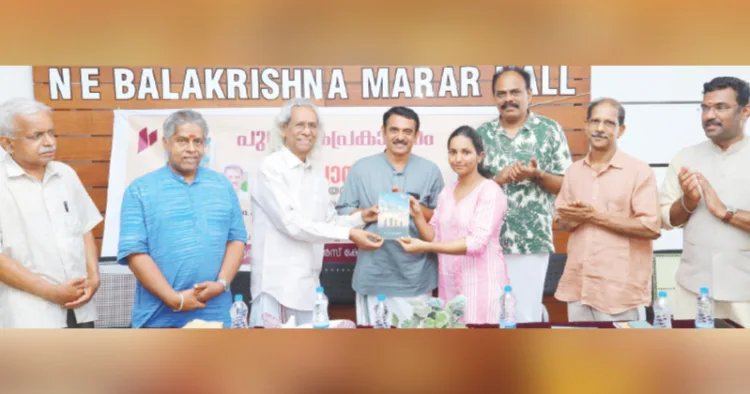 കെ.സി. വിനയരാജ് രചിച്ച ബി പോസിറ്റീവ് എന്ന പുസ്തകത്തിന്റെ പ്രകാശനം കവി പി.കെ. ഗോപി മാധ്യമ പ്രവര്‍ത്തകയായ അനന്യക്ക് നല്‍കി നിര്‍വഹിക്കുന്നു