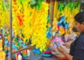 വിഷു വിപണിയില്‍ സജീവമായ പ്ലാസ്റ്റിക് കൊന്നപ്പപൂക്കളും കൃഷ്ണവിഗ്രഹങ്ങളും