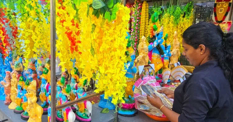 വിഷു വിപണിയില് സജീവമായ പ്ലാസ്റ്റിക് കൊന്നപ്പപൂക്കളും കൃഷ്ണവിഗ്രഹങ്ങളും