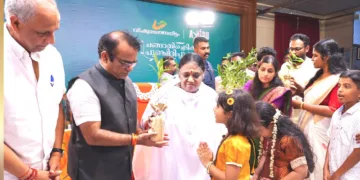 വിഷുദിനത്തില്‍ മാതാ അമൃതാനന്ദമയി മഠത്തില്‍ അമ്മയുടെ സാന്നിധ്യത്തില്‍ നടന്ന വൃക്ഷത്തൈ വിതരണത്തില്‍ നിന്ന്‌