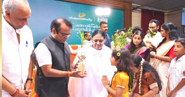 വിഷുദിനത്തില്‍ മാതാ അമൃതാനന്ദമയി മഠത്തില്‍ അമ്മയുടെ സാന്നിധ്യത്തില്‍ നടന്ന വൃക്ഷത്തൈ വിതരണത്തില്‍ നിന്ന്‌