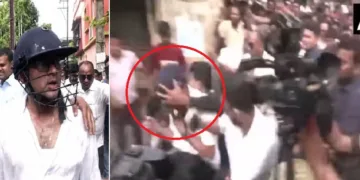 മമതയുടെ മരുമകന്‍ അഭിഷേക് ബാനര്‍ജിക്ക് നേരെ ആക്രോശിക്കുന്ന നാട്ടുകാര്‍. ഹെല്‍മെറ്റ് ധരിച്ച അഭിഷേക് ബാനര്‍ജി ചുവന്ന വളയത്തിനുള്ളില്‍ (വലത്ത്) ഹെല്‍മെറ്റ് ധരിപ്പിച്ച് അഭിഷേക് ബാനര്‍ജിയെ പുറത്തേക്ക് സുരക്ഷാ ഉദ്യോഗസ്ഥര്‍ രക്ഷിച്ചുകൊണ്ടുപോകുന്നു (ഇടത്ത്)