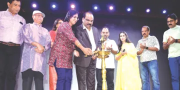 ചാവറ കള്ച്ചറല് സെന്ററില് നടന്ന വാഗ്ദത്ത ഭൂമിയുടെ ട്രെയിലര് പുറത്തിറക്കുന്ന ചടങ്ങ് നിര്മാതാവും നടനുമായ ഷാജു വാലപ്പനും ഭാര്യ ലിന്സി ഷാജു വാലപ്പനും ചേര്ന്ന് ഉദ്ഘാടനം ചെയ്യുന്നു