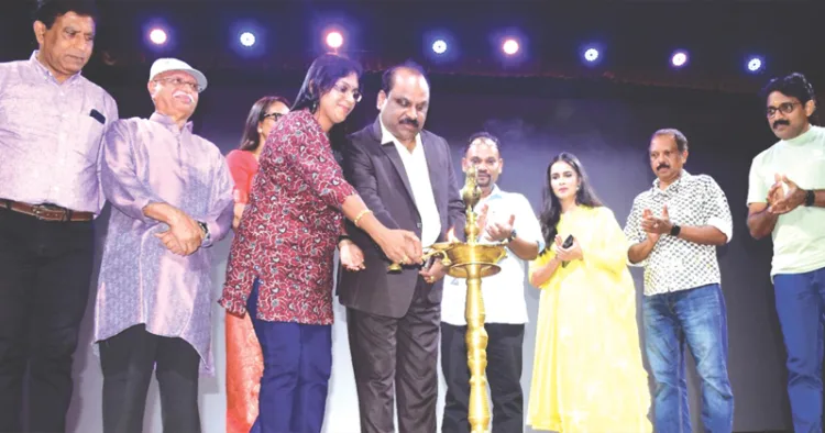 ചാവറ കള്‍ച്ചറല്‍ സെന്ററില്‍ നടന്ന വാഗ്ദത്ത ഭൂമിയുടെ ട്രെയിലര്‍ പുറത്തിറക്കുന്ന ചടങ്ങ് നിര്‍മാതാവും നടനുമായ ഷാജു വാലപ്പനും ഭാര്യ ലിന്‍സി ഷാജു വാലപ്പനും ചേര്‍ന്ന് ഉദ്ഘാടനം ചെയ്യുന്നു