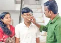 അഖിലേഷിന് അച്ഛന്‍ രാജേഷും അമ്മ അഞ്ജുവും മധുരം നല്‍കുന്നു