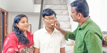 അഖിലേഷിന് അച്ഛന്‍ രാജേഷും അമ്മ അഞ്ജുവും മധുരം നല്‍കുന്നു