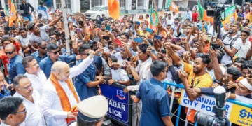 ബിജെപിയുടെ നിയമസഭാകക്ഷിയോഗത്തില്‍ പങ്കെടുക്കാത്തെിയ കേന്ദ്ര ആഭ്യന്തരമന്ത്രി അമിത് ഷാ കൊല്‍ക്കത്ത
വിമാനത്താവളത്തിന് പുറത്ത് പ്രവര്‍ത്തകരെ അഭിവാദ്യം ചെയ്യുന്നു. സംസ്ഥാന ബിജെപി അധ്യക്ഷന്‍ സമീക് ഭട്ടാചാര്യ,
സുവേന്ദു അധികാരി എന്നിവര്‍ സമീപം