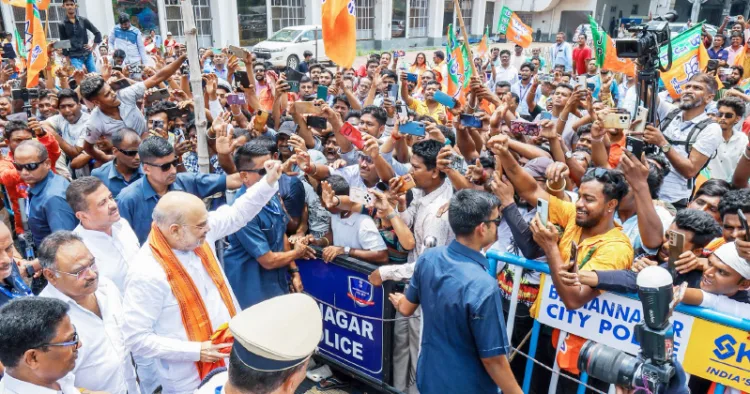 ബിജെപിയുടെ നിയമസഭാകക്ഷിയോഗത്തില്‍ പങ്കെടുക്കാത്തെിയ കേന്ദ്ര ആഭ്യന്തരമന്ത്രി അമിത് ഷാ കൊല്‍ക്കത്ത
വിമാനത്താവളത്തിന് പുറത്ത് പ്രവര്‍ത്തകരെ അഭിവാദ്യം ചെയ്യുന്നു. സംസ്ഥാന ബിജെപി അധ്യക്ഷന്‍ സമീക് ഭട്ടാചാര്യ,
സുവേന്ദു അധികാരി എന്നിവര്‍ സമീപം