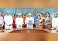 ഡോ. മനീഷ വി. രമേശ്, ഡോ. സയീദ് ബിന് ഹമദ് ബിന് സയീദ് അല്-റുബൈയി എന്നിവര് ചേര്ന്ന് ധാരണാപത്രം കൈമാറുന്നു