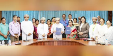 ഡോ. മനീഷ വി. രമേശ്, ഡോ. സയീദ് ബിന് ഹമദ് ബിന് സയീദ് അല്-റുബൈയി എന്നിവര് ചേര്ന്ന് ധാരണാപത്രം കൈമാറുന്നു