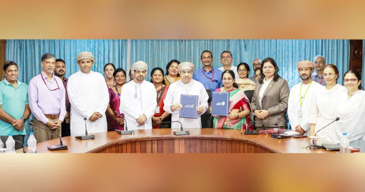 ഡോ. മനീഷ വി. രമേശ്, ഡോ. സയീദ് ബിന് ഹമദ് ബിന് സയീദ് അല്-റുബൈയി എന്നിവര് ചേര്ന്ന് ധാരണാപത്രം കൈമാറുന്നു