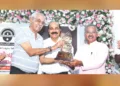 പാലക്കാട് നടന്ന ചടങ്ങില്‍ കുഞ്ഞുണ്ണി പുരസ്‌കാരം കെ.ജി. രഘുനാഥിന് പ്രശസ്ത സാഹിത്യ നിരൂപകന്‍ ആഷാ മേനോന്‍ സമര്‍പിക്കുന്നു. ഡോ. ഗോപി പുതുക്കോട്, ഡോ. മോഹനന്‍ കുന്നുമ്മല്‍, ആര്‍. പ്രസന്നകുമാര്‍ സമീപം