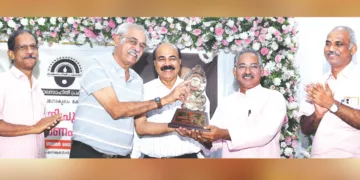 പാലക്കാട് നടന്ന ചടങ്ങില്‍ കുഞ്ഞുണ്ണി പുരസ്‌കാരം കെ.ജി. രഘുനാഥിന് പ്രശസ്ത സാഹിത്യ നിരൂപകന്‍ ആഷാ മേനോന്‍ സമര്‍പിക്കുന്നു. ഡോ. ഗോപി പുതുക്കോട്, ഡോ. മോഹനന്‍ കുന്നുമ്മല്‍, ആര്‍. പ്രസന്നകുമാര്‍ സമീപം