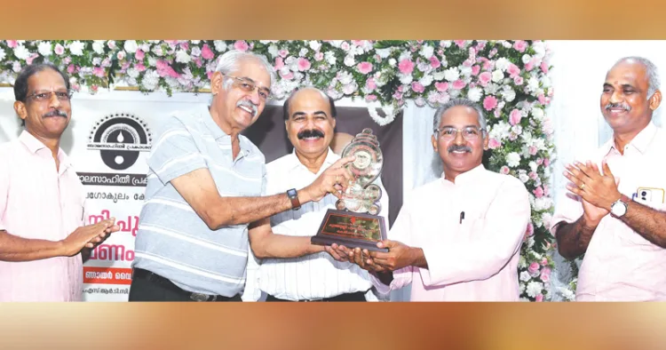 പാലക്കാട് നടന്ന ചടങ്ങില് കുഞ്ഞുണ്ണി പുരസ്കാരം കെ.ജി. രഘുനാഥിന് പ്രശസ്ത സാഹിത്യ നിരൂപകന് ആഷാ മേനോന് സമര്പിക്കുന്നു. ഡോ. ഗോപി പുതുക്കോട്, ഡോ. മോഹനന് കുന്നുമ്മല്, ആര്. പ്രസന്നകുമാര് സമീപം