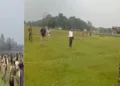 ഇന്ത്യാ ബംഗ്ലാദേശ് അതിര്‍ത്തിവേലികെട്ടുന്നതിന് മുന്നോടിയായി ഭൂമി അളക്കാന്‍ ചെല്ലുന്ന റവന്യൂ ഉദ്യോഗസ്ഥര്‍ക്ക് നേരെ സിലിഗുരിയില്‍ കല്ലെറിയുന്ന ബംഗ്ലാദേശികള്‍ (ഇടത്ത്) ലാല്‍ മോനര്‍ഹട്ട് പ്രദേശത്ത് ഭൂമിയളക്കാന്‍ ചെന്ന ഇന്ത്യന്‍ റവന്യൂ ഉദ്യോഗസ്ഥര്‍ക്ക് നേരെ ആക്രോശിക്കുന്ന ബംഗ്ലാദേശി അതിര്‍ത്തി പട്ടാളക്കാരന്‍ (വലത്ത്)