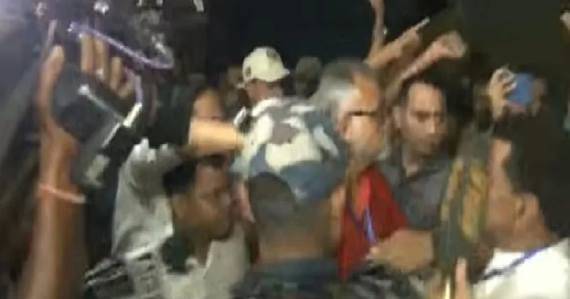 ബംഗാളില്‍ വോട്ടെണ്ണല്‍ അട്ടിമറിക്കാന്‍ മമത, ബാലറ്റ് ബോക്സുകള്‍ സൂക്ഷിച്ച സ്ട്രോങ്ങ് റൂമിന് മുന്നില്‍ ആരുവന്നാലും തടയാന്‍ തെര. കമ്മീഷന്‍ അന്ത്യശാസനം