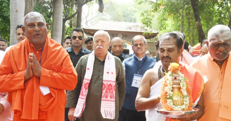 മൈസൂരു ജെഎസ്എസ് മഹാവിദ്യാപീഠത്തിന്റെ സുവര്‍ണജയന്തി പരിപാടിയില്‍ പങ്കെടുക്കാനെത്തിയ ആര്‍എസ്എസ് സര്‍സംഘചാലക് ഡോ. മോഹന്‍ ഭാഗവതിനെ സ്വീകരിച്ചാനയിക്കുന്നു. സുട്ടൂര്‍ മഠാധിപതി ജഗത്ഗുരു ശ്രീ ശിവരാത്രി ദേശികേന്ദ്ര മഹാസ്വാമിജി സമീപം