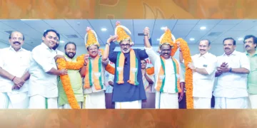 ഇനി നിയമസഭയിലെ ശബ്ദം... നിയമസഭാ തെരഞ്ഞെടുപ്പില്‍ വിജയിച്ച ബിജെപി നേതാക്കളായ വി. മുരളീധരന്‍, രാജീവ് ചന്ദ്രശേഖര്‍, ബി.ബി. ഗോപകുമാര്‍ എന്നിവര്‍ക്ക് തിരുവനന്തപുരത്ത് മാരാര്‍ജി ഭവനില്‍ നല്‍കിയ സ്വീകരണത്തില്‍ ഹാരമണിയിച്ചപ്പോള്‍. എ.എന്‍. രാധാകൃഷ്ണന്‍, അനൂപ് ആന്റണി, കരമന ജയന്‍, എസ്. സുരേഷ്, എം.പി. അഞ്ജന, എം.ടി. രമേശ്, പി.കെ. കൃഷ്ണദാസ്, ജെ.ആര്‍. പത്മകുമാര്‍ സമീപം