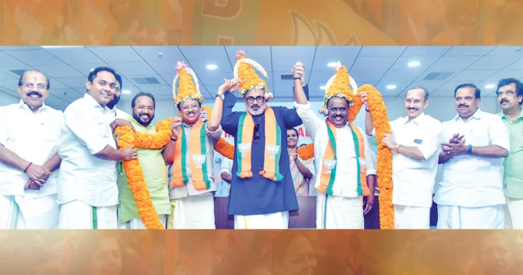 ഇനി നിയമസഭയിലെ ശബ്ദം... നിയമസഭാ തെരഞ്ഞെടുപ്പില്‍ വിജയിച്ച ബിജെപി നേതാക്കളായ വി. മുരളീധരന്‍, രാജീവ് ചന്ദ്രശേഖര്‍, ബി.ബി. ഗോപകുമാര്‍ എന്നിവര്‍ക്ക് തിരുവനന്തപുരത്ത് മാരാര്‍ജി ഭവനില്‍ നല്‍കിയ സ്വീകരണത്തില്‍ ഹാരമണിയിച്ചപ്പോള്‍. എ.എന്‍. രാധാകൃഷ്ണന്‍, അനൂപ് ആന്റണി, കരമന ജയന്‍, എസ്. സുരേഷ്, എം.പി. അഞ്ജന, എം.ടി. രമേശ്, പി.കെ. കൃഷ്ണദാസ്, ജെ.ആര്‍. പത്മകുമാര്‍ സമീപം