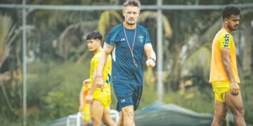 ബ്ലാസ്റ്റേഴ്‌സ് ടീം പരിശീലനത്തിനിറങ്ങിയപ്പോള്‍. കോച്ച് ആഷ്‌ലി വെസ്റ്റ്‌വുഡിനെയും കാണാം