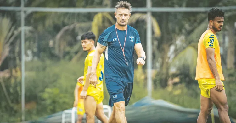 ബ്ലാസ്റ്റേഴ്‌സ് ടീം പരിശീലനത്തിനിറങ്ങിയപ്പോള്‍. കോച്ച് ആഷ്‌ലി വെസ്റ്റ്‌വുഡിനെയും കാണാം