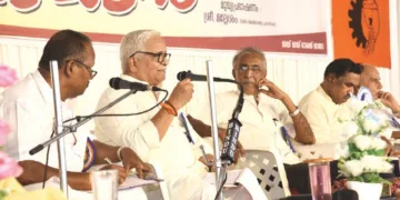 കോഴിക്കോട് ബിഎംഎസ് ജില്ലാ കമ്മിറ്റിയുടെ ആഭിമുഖ്യത്തില്‍ നിര്‍മിച്ച ദത്തോപാന്ത് ഠേംഗ്ഡിജി പഠന പരിശീലന ഗവേഷണ കേന്ദ്രത്തിന്റെ ഉദ്ഘാടനം നിര്‍വഹിച്ച് ആര്‍എസ്എസ് അഖില ഭാരതീയ കാര്യകാരി അംഗം സുരേഷ്‌ജോഷി സംസാരിക്കുന്നു