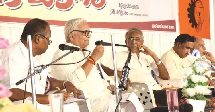 കോഴിക്കോട് ബിഎംഎസ് ജില്ലാ കമ്മിറ്റിയുടെ ആഭിമുഖ്യത്തില്‍ നിര്‍മിച്ച ദത്തോപാന്ത് ഠേംഗ്ഡിജി പഠന പരിശീലന ഗവേഷണ കേന്ദ്രത്തിന്റെ ഉദ്ഘാടനം നിര്‍വഹിച്ച് ആര്‍എസ്എസ് അഖില ഭാരതീയ കാര്യകാരി അംഗം സുരേഷ്‌ജോഷി സംസാരിക്കുന്നു