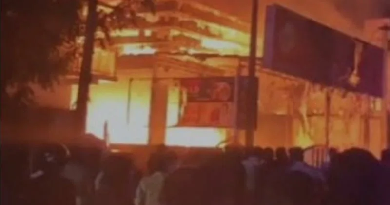 കായംകുളത്ത് വന് തീപ്പിടിത്തം: വസ്ത്രവ്യാപാര ശാലയും ജിമ്മും കത്തി നശിച്ചു