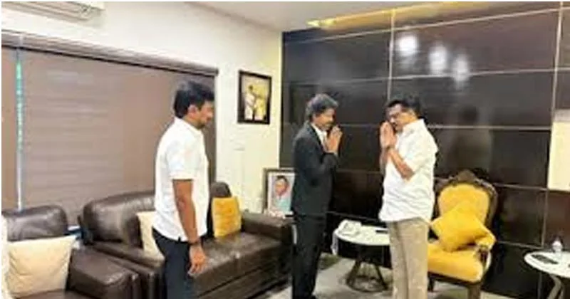 തമിഴ്‌നാട് രാഷ്ട്രീയം: പ്രതിപക്ഷ നേതാക്കളെ നേരിൽ കണ്ട് മുഖ്യമന്ത്രി വിജയ്