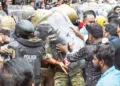 സുരക്ഷാ സേനയെ സിപിഎമ്മുകാര്‍ ആക്രമിക്കുന്നു